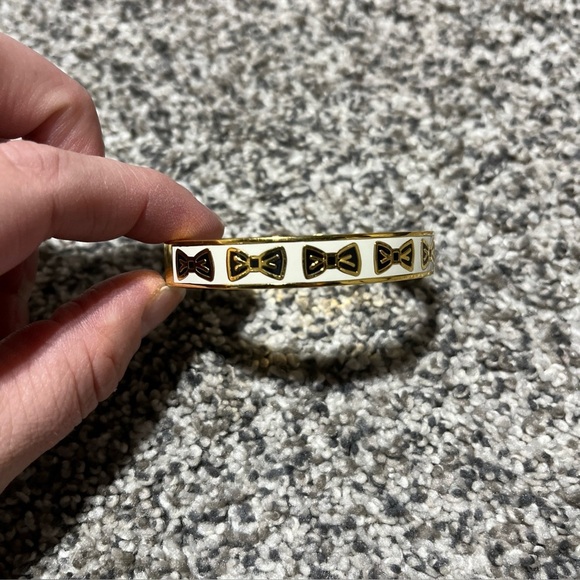 Kate Spade - Tie One On - Gold Tone Bangle Bracelet - Picture 1 of 9